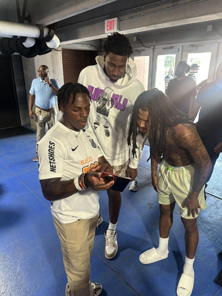 谁更像粉丝？甲亢哥偶遇莫兰特&amp;小贾伦 用的还是三折叠