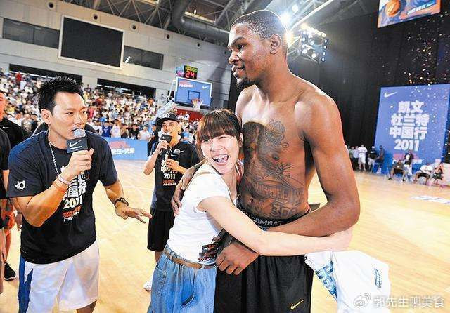 NBA女球迷有多疯狂？阿杜被熊抱，库里被撩，看到科比我服了！|奥尼尔|科比·布莱恩特|斯蒂芬·库里|凯文·杜兰特|科比-布莱恩特_新浪体育_新浪新闻