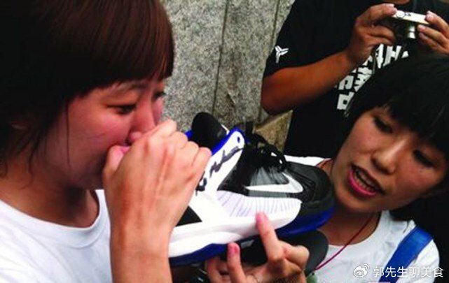 NBA女球迷有多疯狂？阿杜被熊抱，库里被撩，看到科比我服了！|奥尼尔|科比·布莱恩特|斯蒂芬·库里|凯文·杜兰特|科比-布莱恩特_新浪体育_新浪新闻