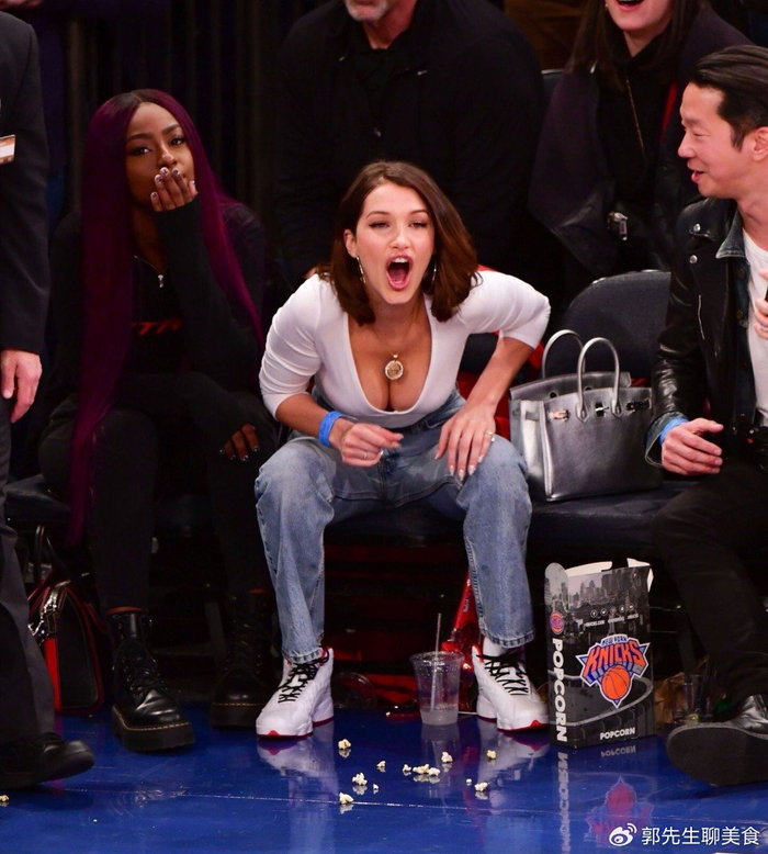 NBA女球迷有多疯狂？阿杜被熊抱，库里被撩，看到科比我服了！|奥尼尔|科比·布莱恩特|斯蒂芬·库里|凯文·杜兰特|科比-布莱恩特_新浪体育_新浪新闻