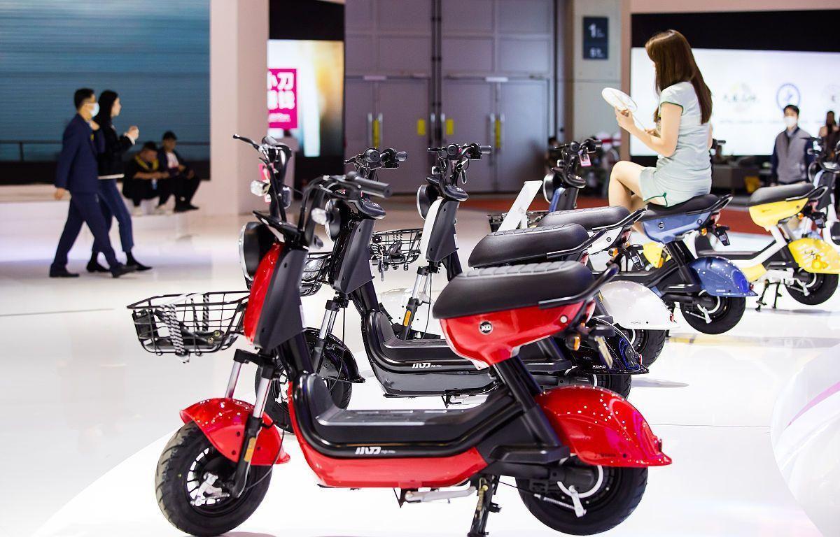 新国标电动车翻车！能载人有后视镜却卖不动，车主：我要买旧车！